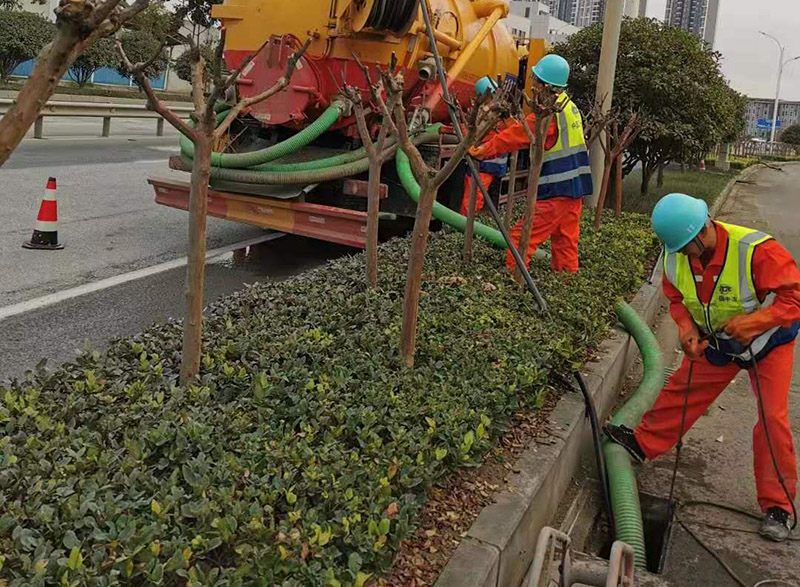 龙华山办事处市政管道清淤