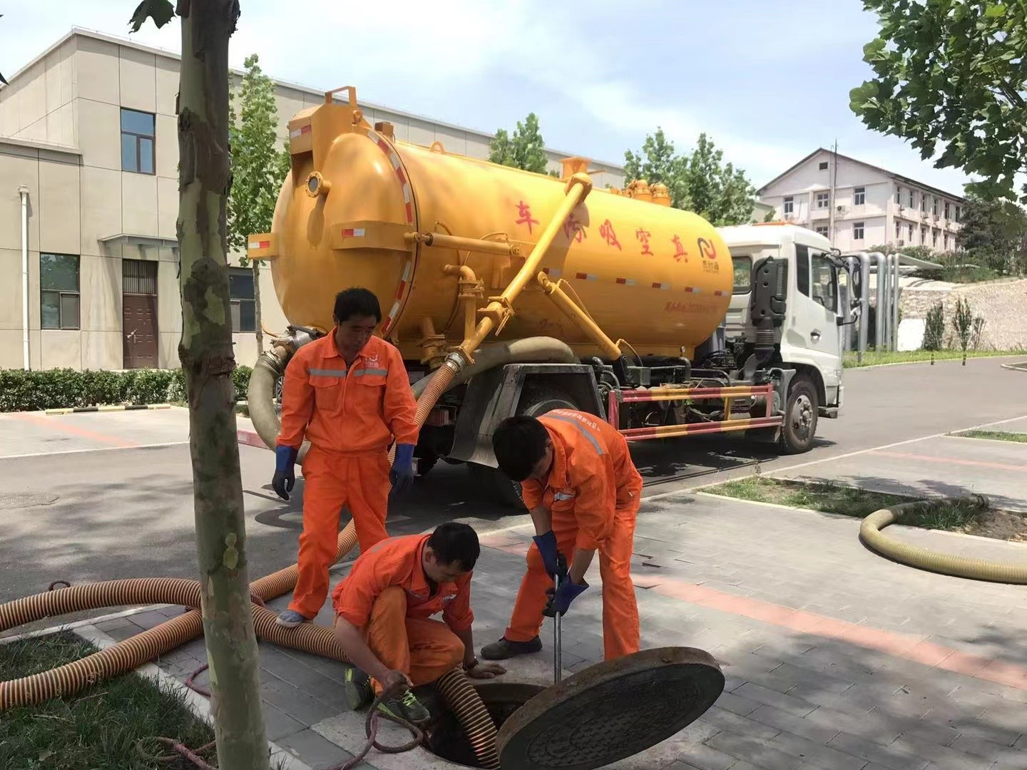 龙华山办事处化粪池清理与5-8吨吸粪车施工效率分析